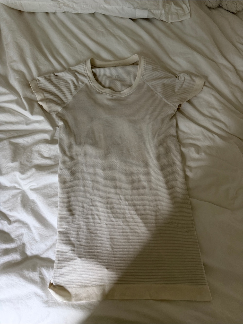 White lululemon top size 4